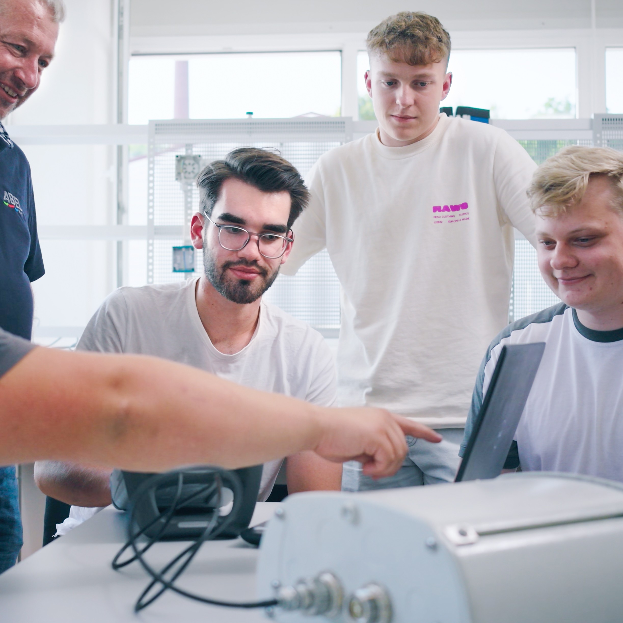 2024 Abel Gruppe Mitarbeiter Arbeiten Mobilfunk Retec Elektro Screenshots Von Spreadfilms 31